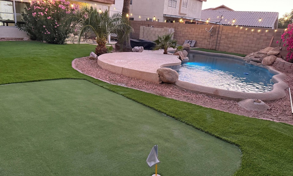 Avondale House | Modern 4 Bedroom Home with POOL-GOLF-Foosball-PingPong-Turf