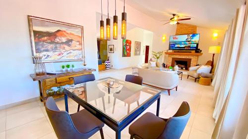 San Antonio Tlayacapan House | Modern Ajijic 2 Bed Home-Fantastic Location-Bikes-Gym-Pickleball Court-Golf Cart