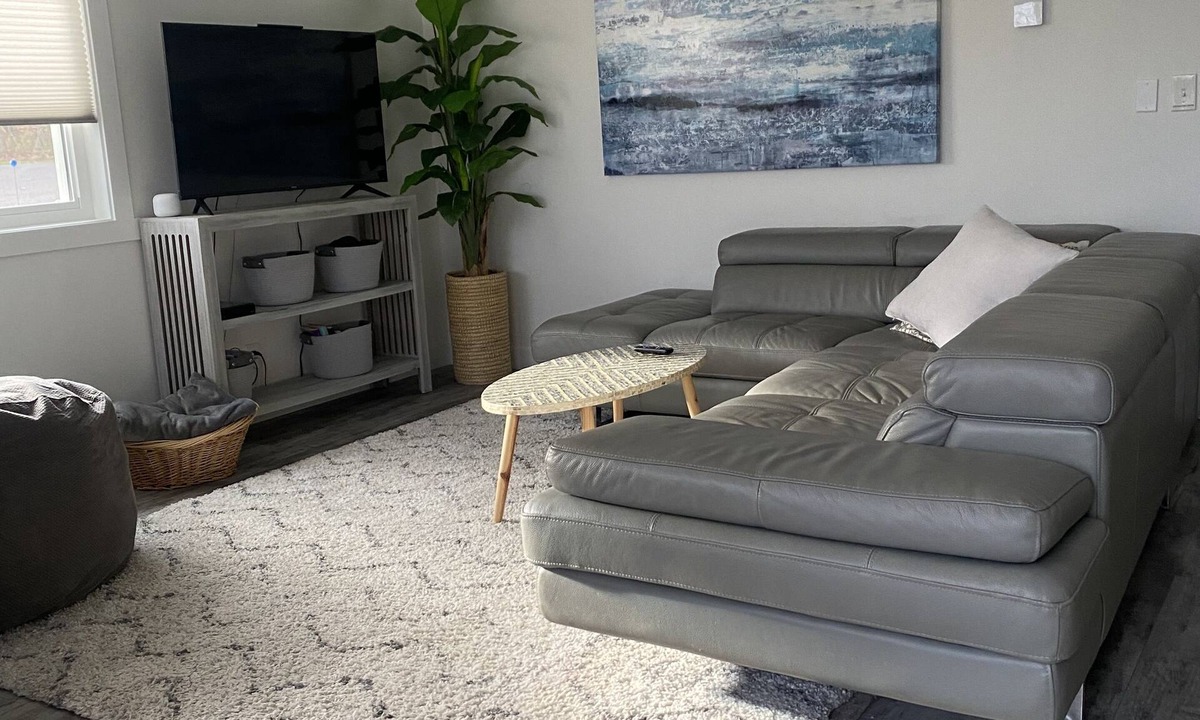 Duluth Cottage | Modern and cozy home near UMD. Dog Friendly!