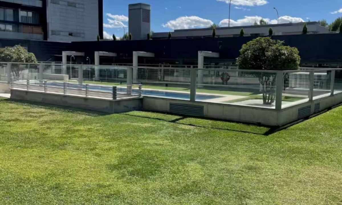 Villa de Vallecas Apartment | Modern duplex with swimming pool and gym surrounded by nature, 15 minutes from Atocha.