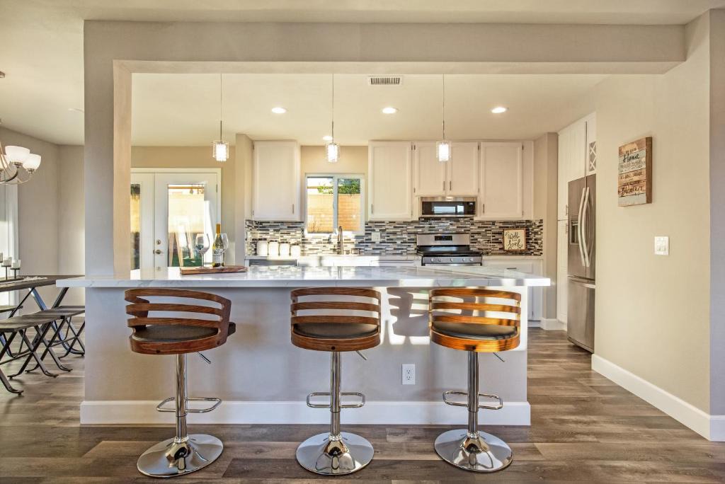 San Antonio Heights House | Modern Home SoCal Luxury Claremont/Upland 2BD/ 2BTH +Den, Oasis Backyard w/ BBQ