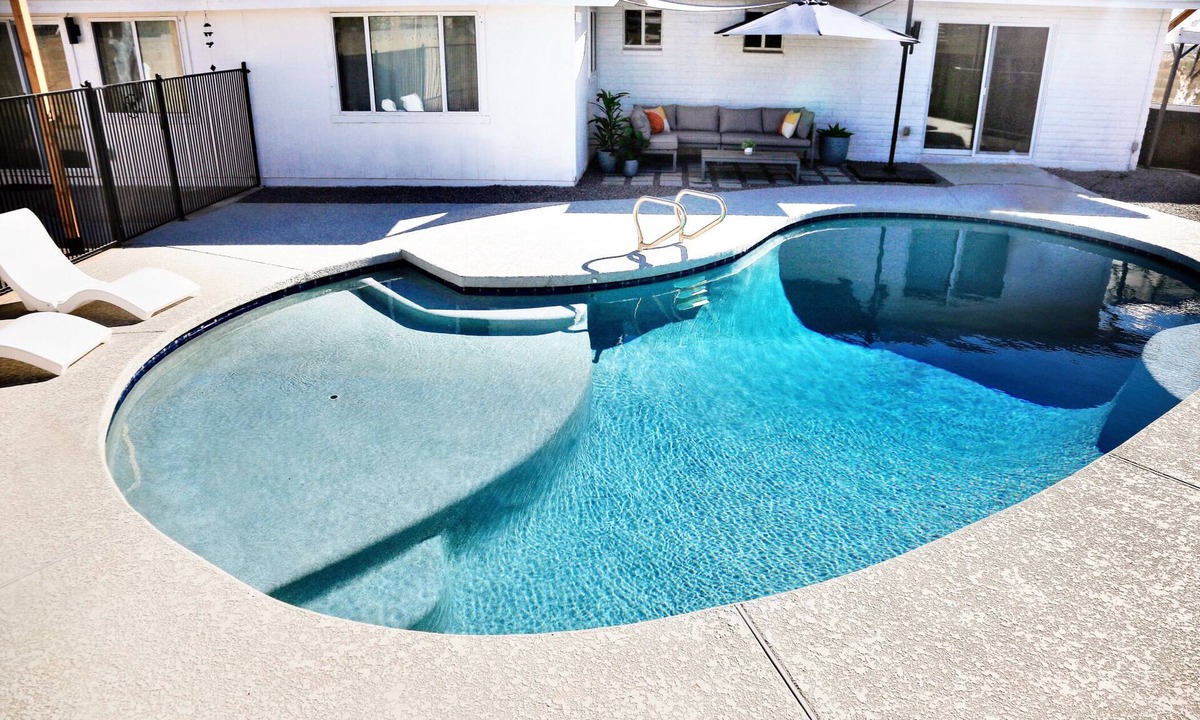Mesa House | Modern Lux: Sleeps 10, Free Heated Pool, Hot Tub, BBQ, Cinema room & more!