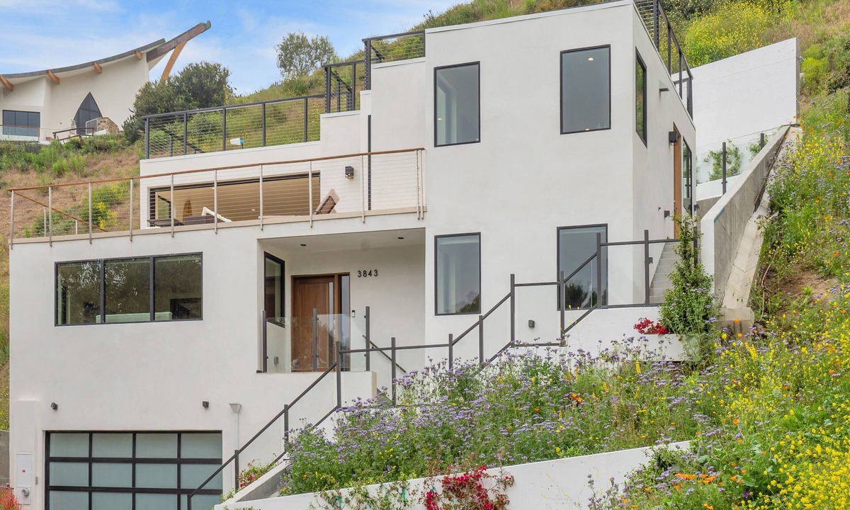 Eastern Malibu House | Modern masterpiece with hot tub, rooftop terrace & ocean views - dog-friendly