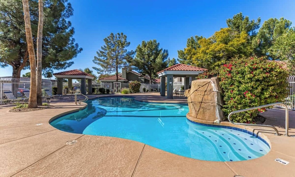 Deer Valley Condo | Modern Phoenix Condo with Shared Pool, Spa & Sauna