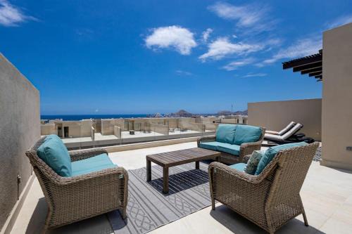 El Tezal House | Modern studio with rooftop lounge, pools, gym, pickleball & Netflix access