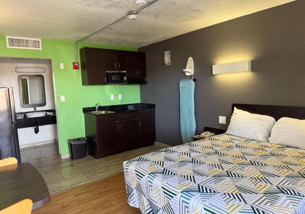 Barstow Hotel | Motel 6-Barstow, CA