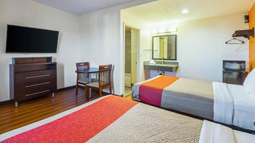 Hesperia Hotel | Motel 6 Maple/Main