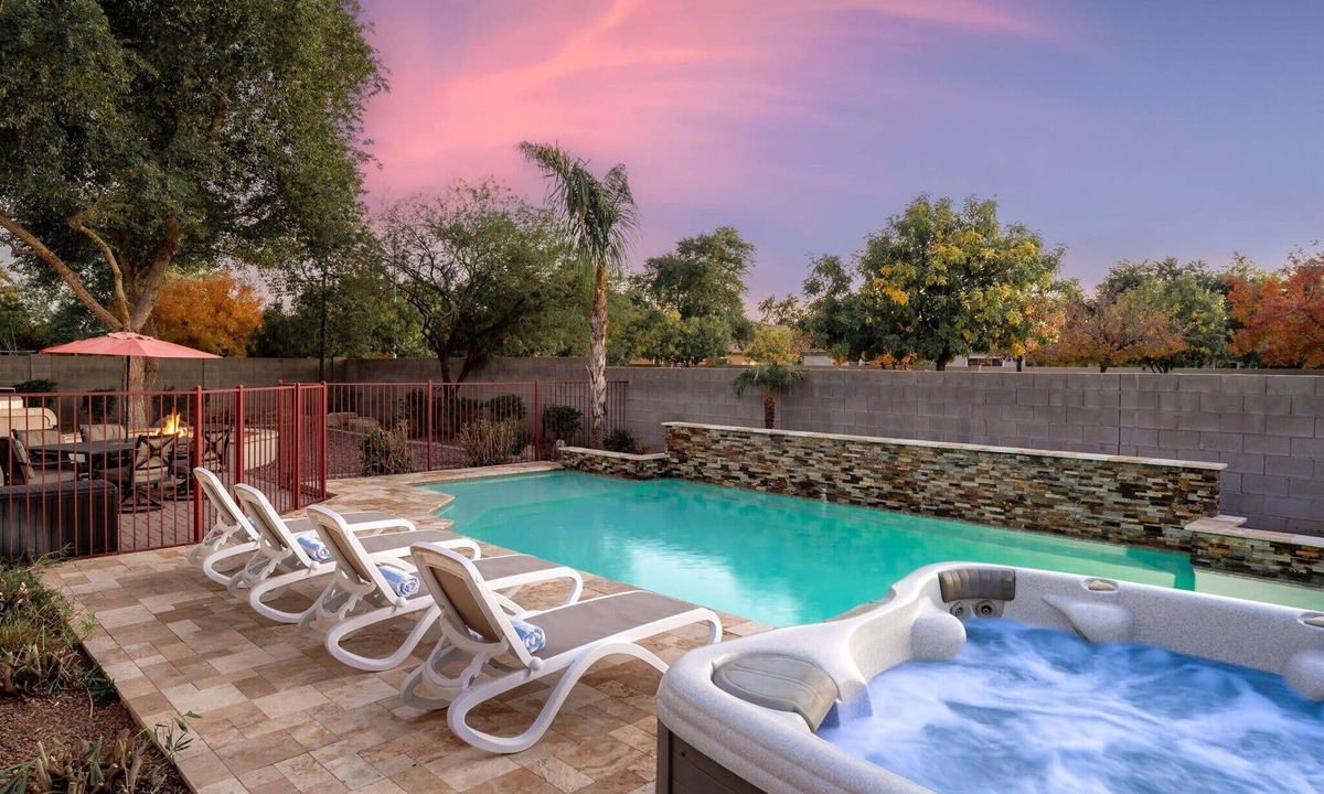 Rovey Farm Estates House | Movie Theater~ Pool~ Arcade~ Fire Pit