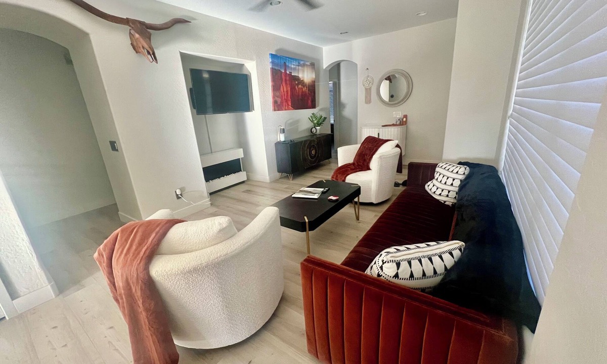 Tramonto House | N Phoenix Gem Updated Cozy Desert Mtn Views 2 pools