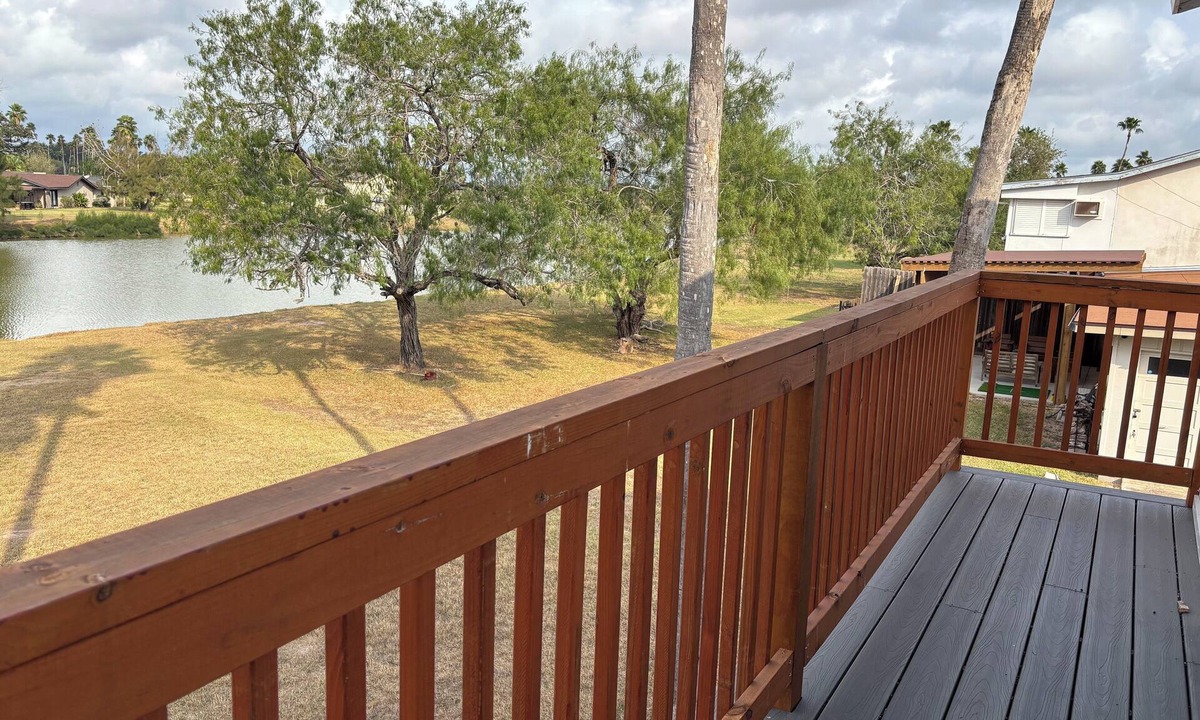 Brownsville House | Nature Lovers Oasis,18 miles to LNG, 20 miles to Space X. Walk to Sunrise Mall.