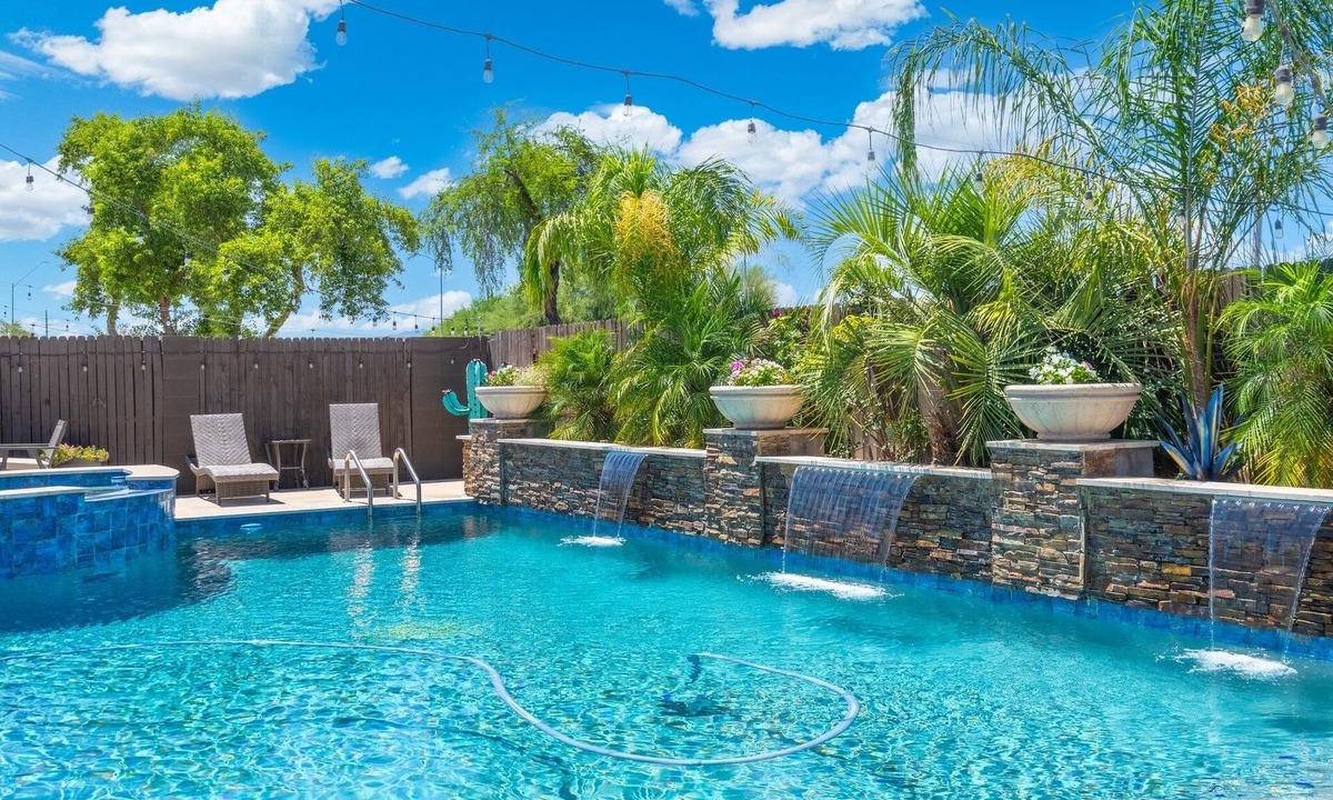 Goodyear House | New 4 BR Brand new Heated Pool & Spa plus 2nd therapeutic Spa! & Putting Green!