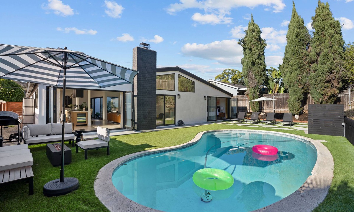 Lake Murray House | New Chic & Spacious, Pool, Hot Tub Pristine, Free Park,AC,Hike, Groups