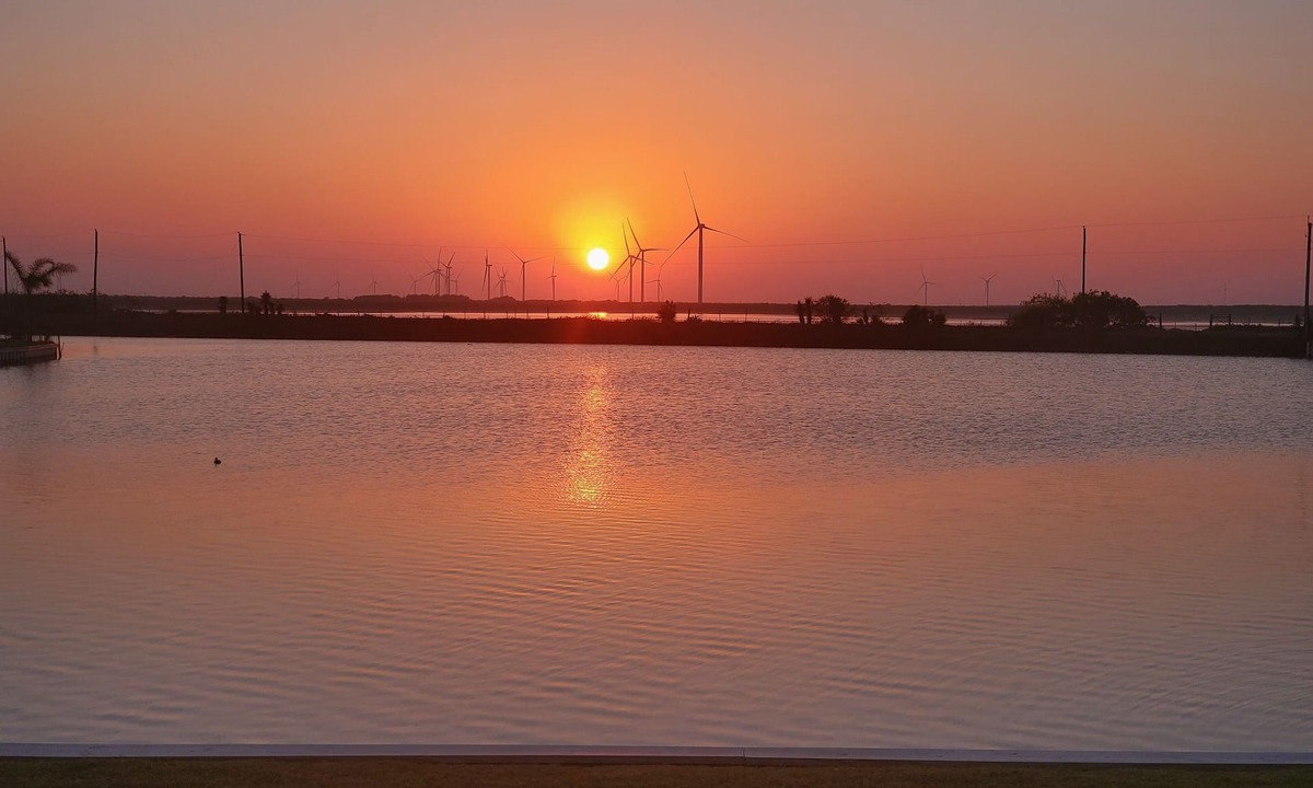 Laguna Vista House | NEW Custom Home-Sunset/Sunrise Lake Views-SPI Golf Course-13 mi to SPI Beaches
