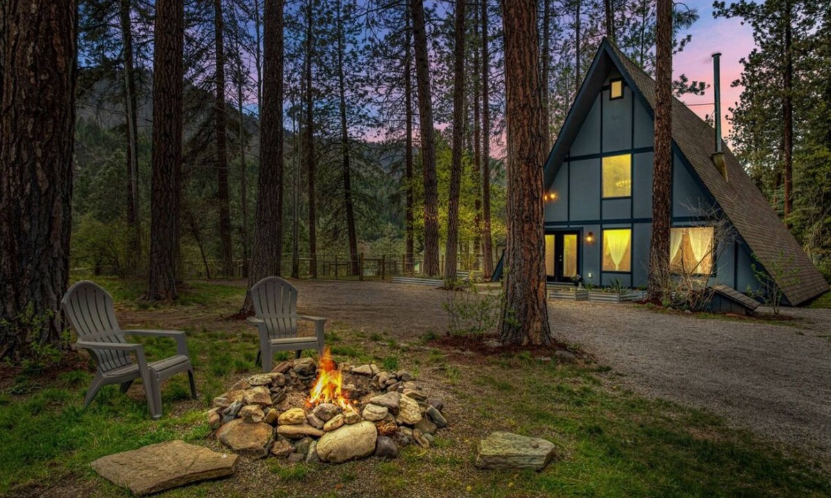 Riverbend House | NEW Enchanting 3-bedroom house in Superior Sleeps 6 Pet friendly