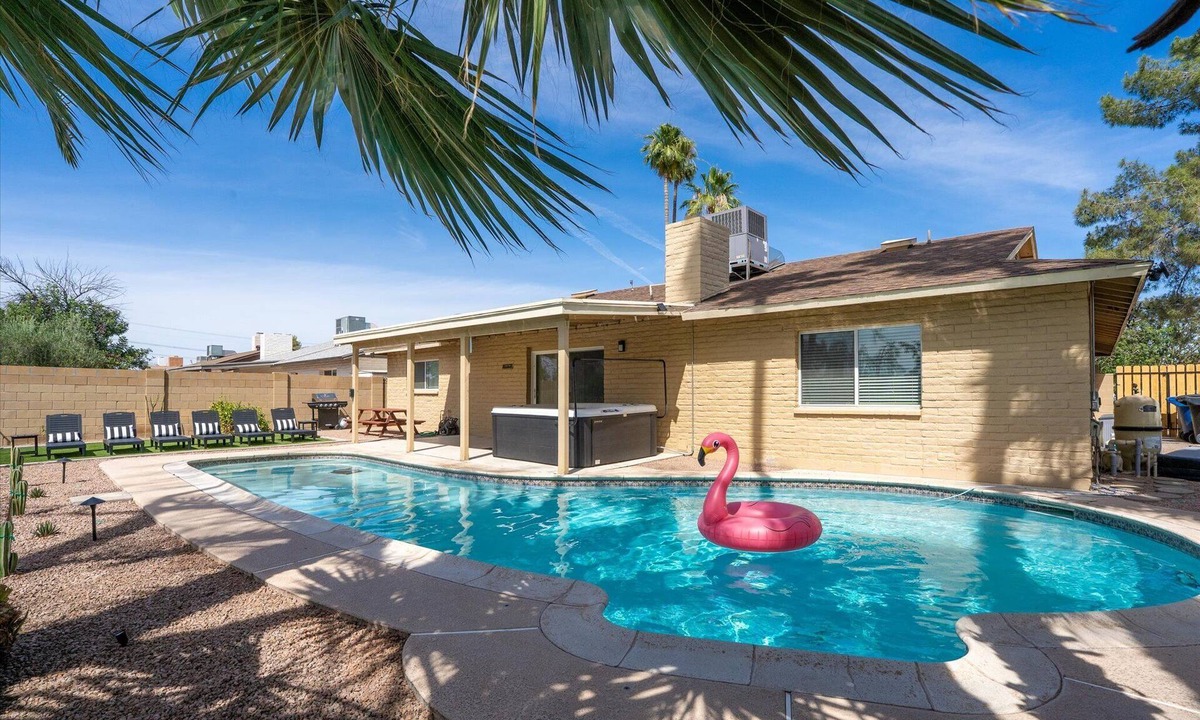 Tempe House | NEW! Fore the Love of Sun- Golf, Pool, Spa, Firepit, Pet-friendly