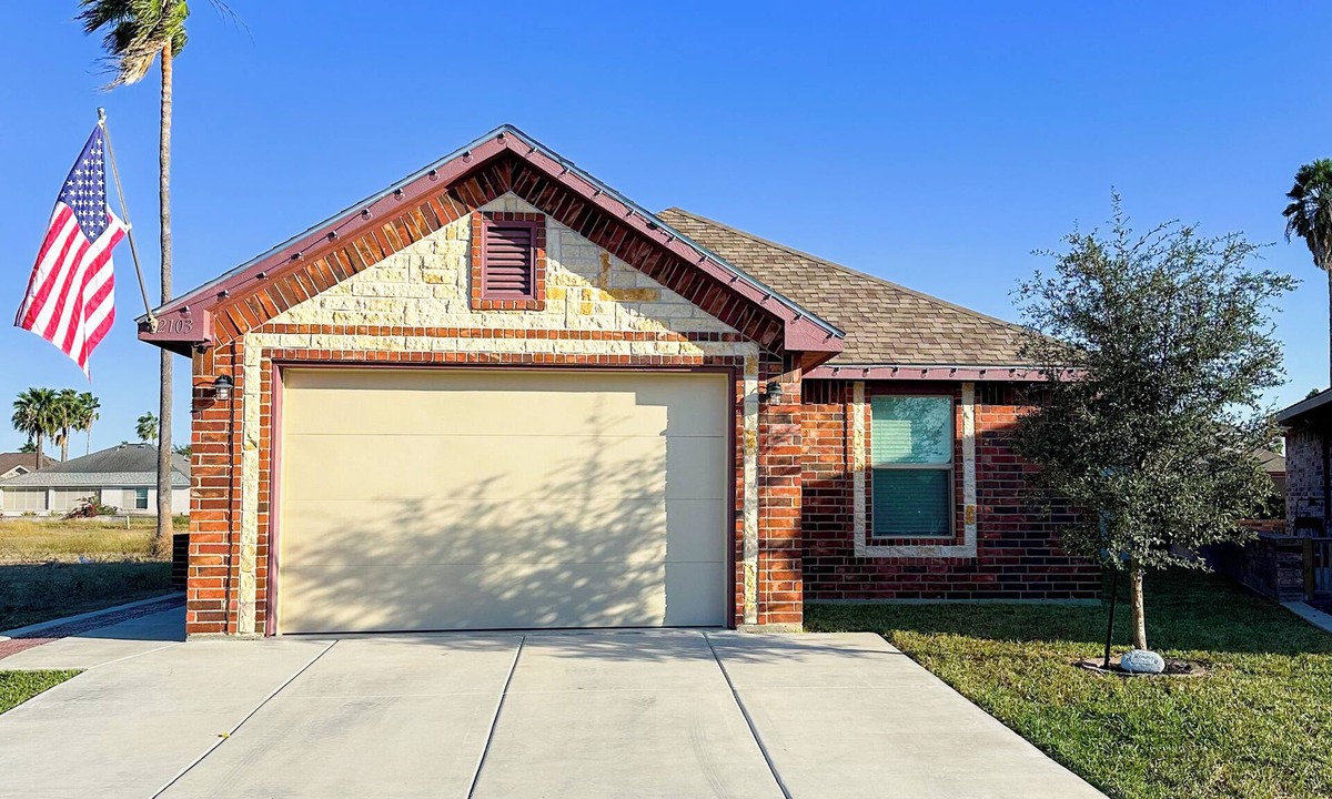 Mission House | NEW Modern 3BR Home Patio Fast WiFi Sleeps 6