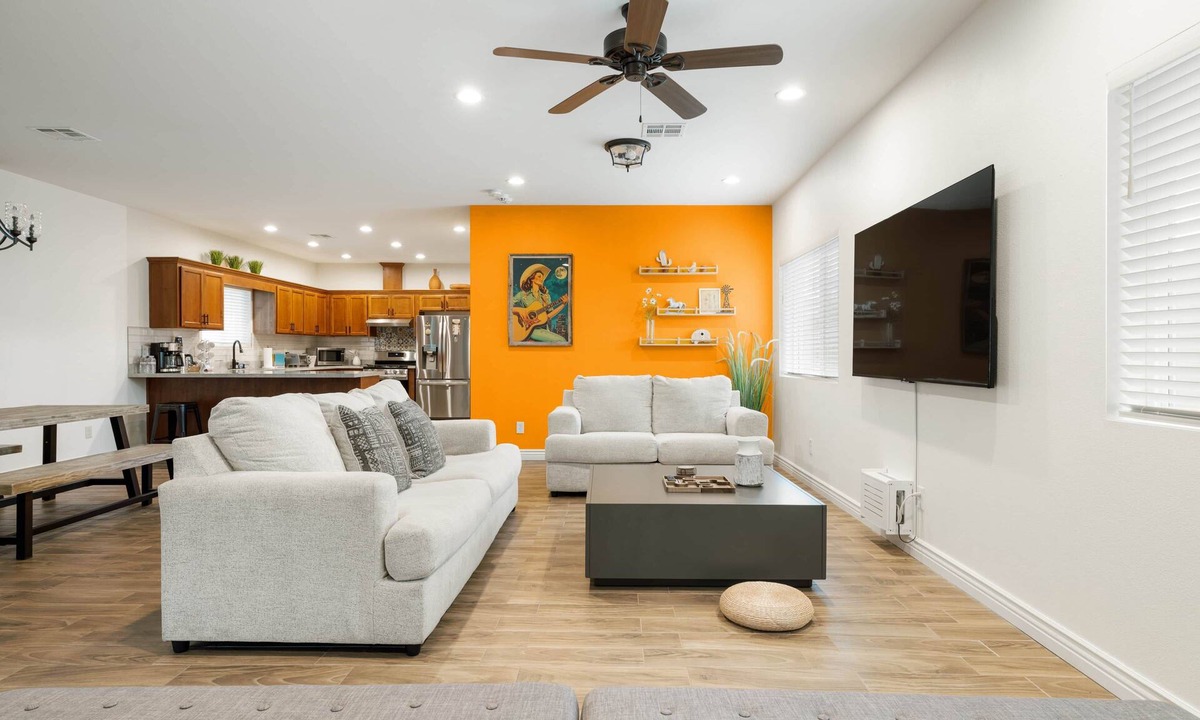Tolleson House | New! Near Ballparks, Stadium, Raceway, 4 TVs, Fast WiFI