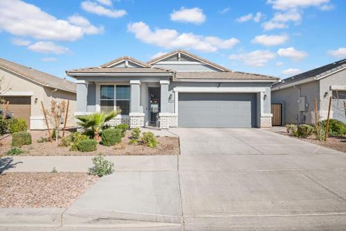 Laveen Village House | NEW Spacious 4-bedroom house in charming Phoenix with WiFi, AC