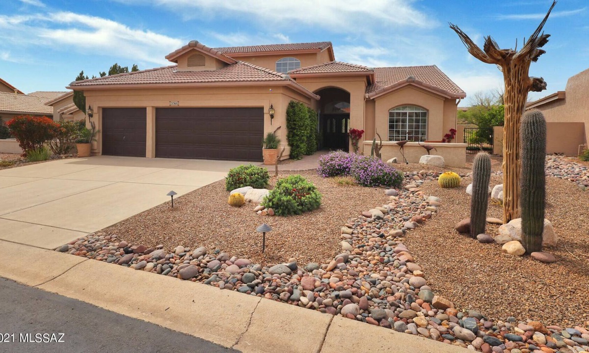 Saddlebrooke House | Newly remodeled home in desirable Saddlebrook Community