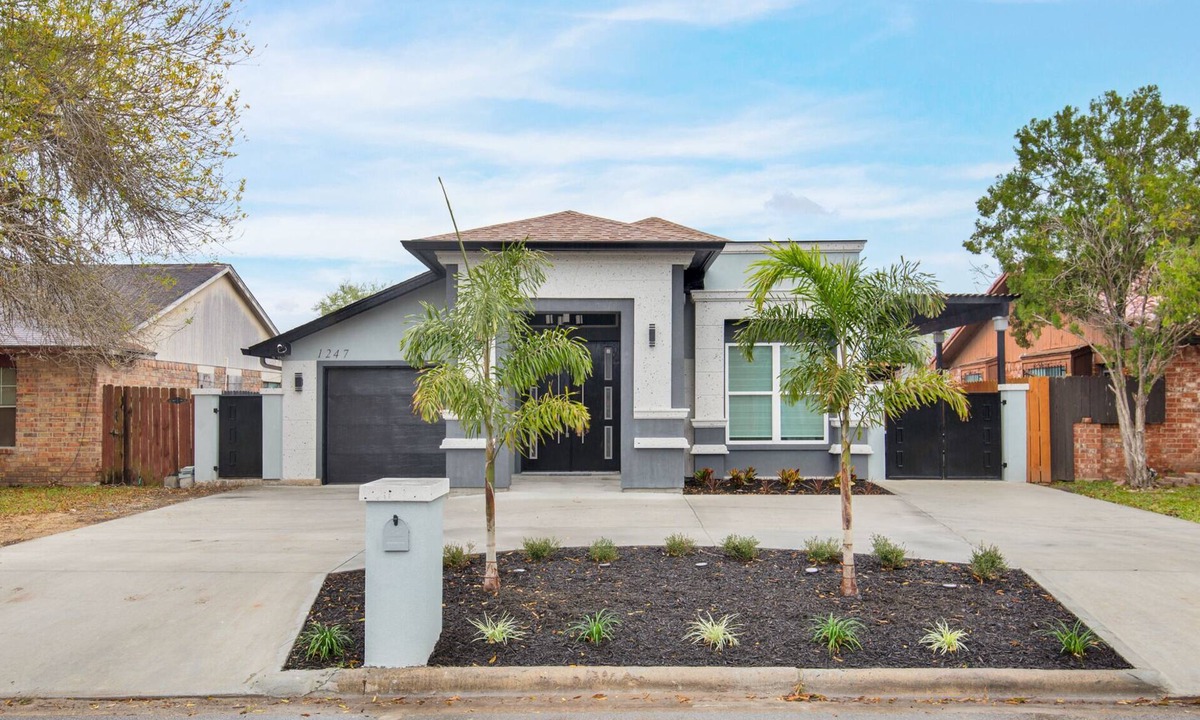 Brownsville House | Newly Remodeled Modern Great Location 4BR 7 Beds Close to Many Attractions