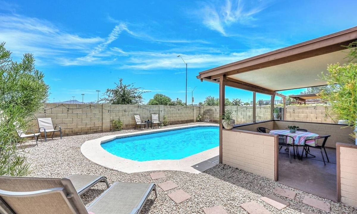 Glendale House | No Llama Drama Poolside Retreat