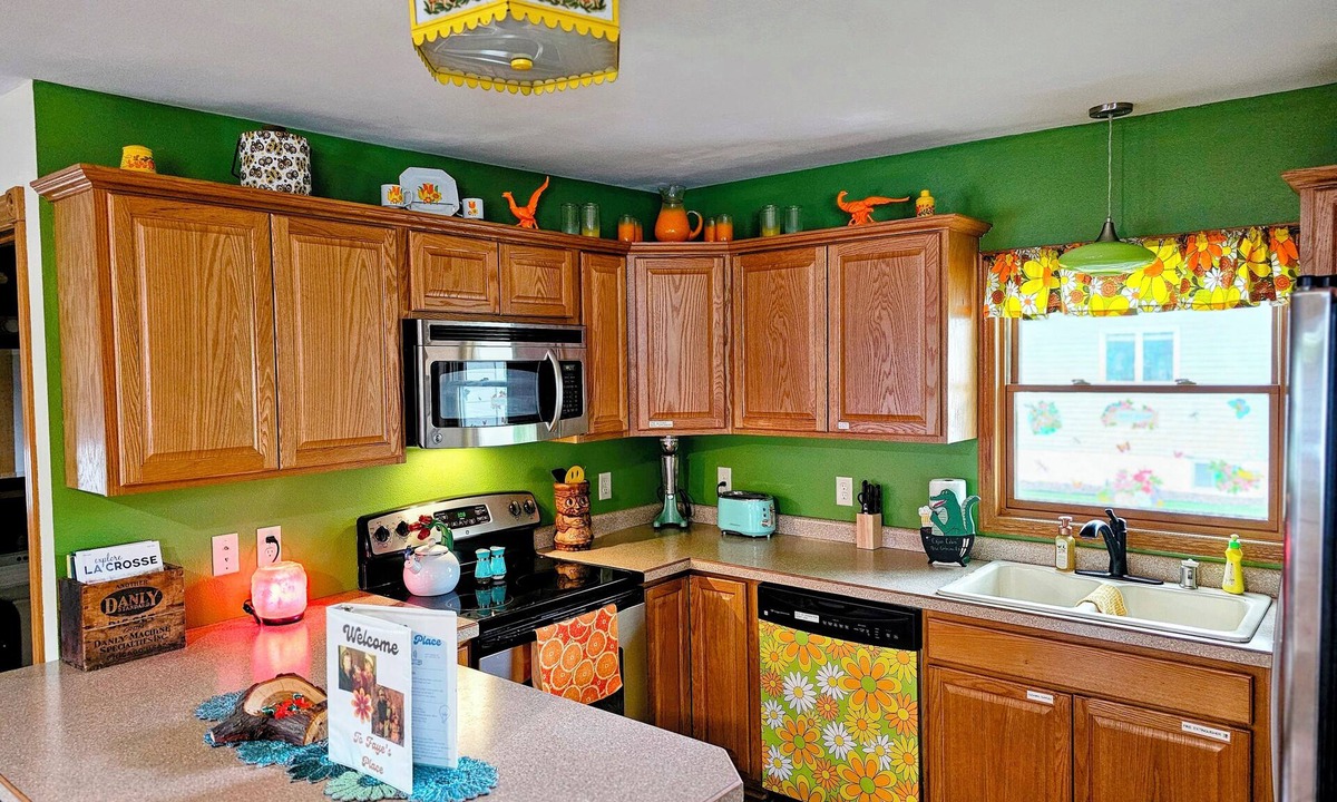 La Crosse House | Nostalgic Retro Cottage, Blocks Away from Mississippi River. Full Fenced in Yard