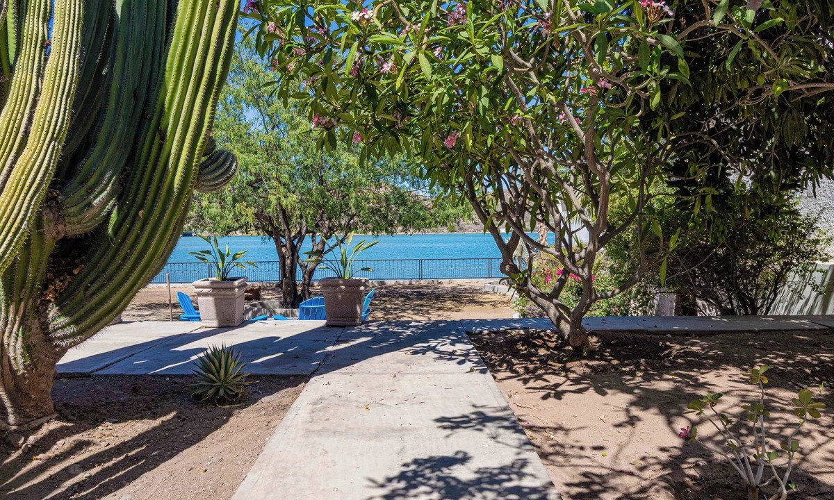 Sector Bahia House | Ocean front casa! Amazing views, jump into the water! Central location w/wifi!