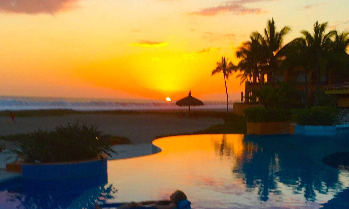 Mazatlan Condo | OCEANFRONT Luxury Condo DECEMBER SPECIAL!!! WARM WEATHER...GOLF...SEA BREEZES