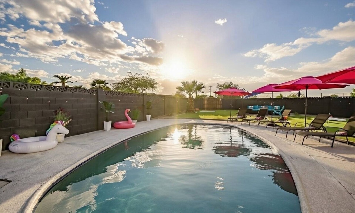 Cox Heights House | Old Town Getaway Golf Spa and Pool Game Lounge Backyard