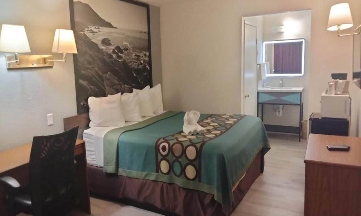 Barstow Apartment | One Queen Deluxe, Non-Smoking