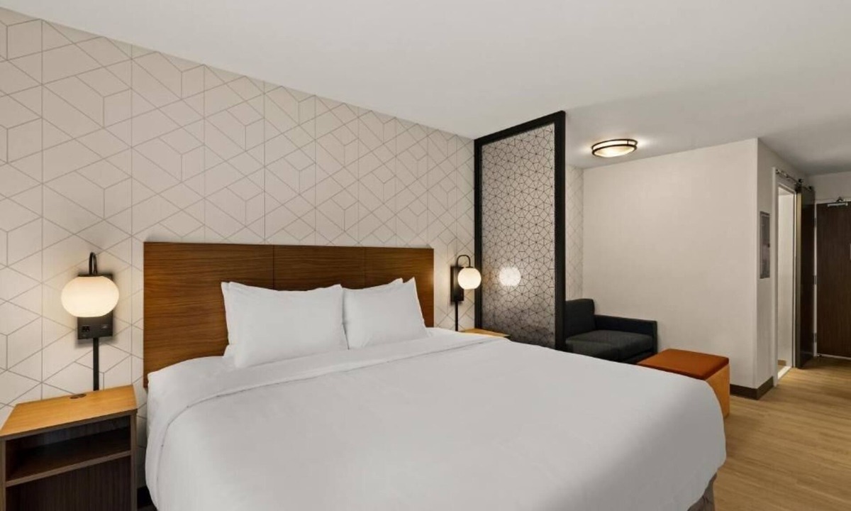 Brownsville Hotel | One Suite w/King Size Bed | Kitchenette | Gym Access | Free Parking