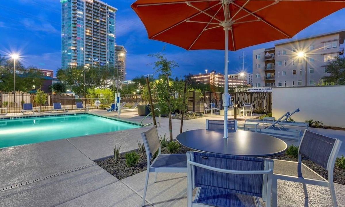 Riverside Hotel | Outdoor Pool & Rooftop Bar | King Room w/Safe Near Light Rail & Tempe Town Lake