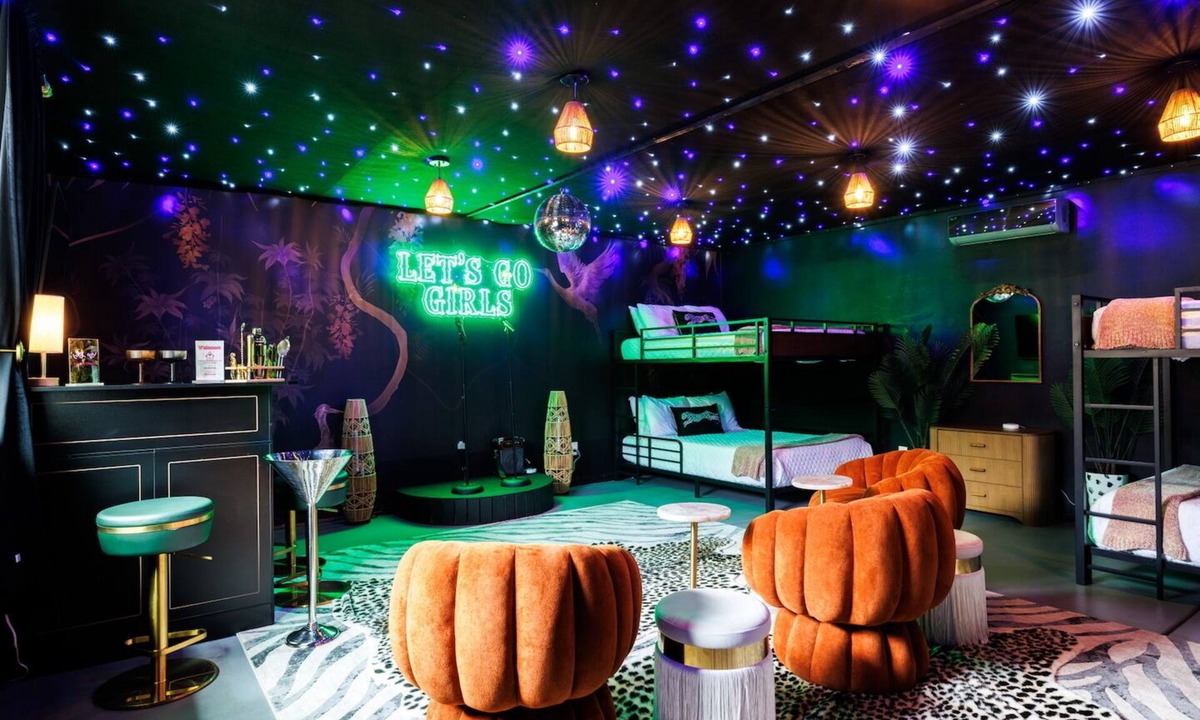Scottsdale Estates Eight House | Palm Ritual Bachelorette, 5 min to Old Town, Karaoke + Glam Stations