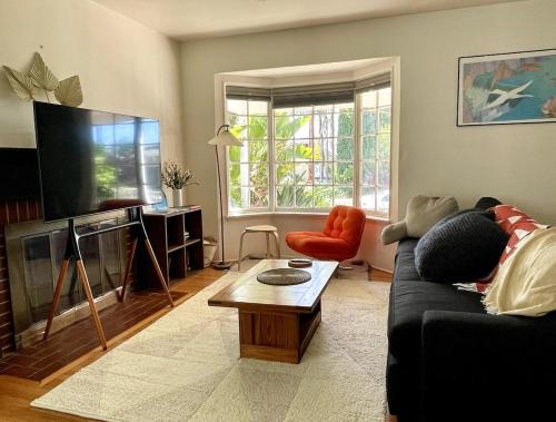 North Central House | Pasadena Quiet Gem with Fiber Internet WiFi and Workspace