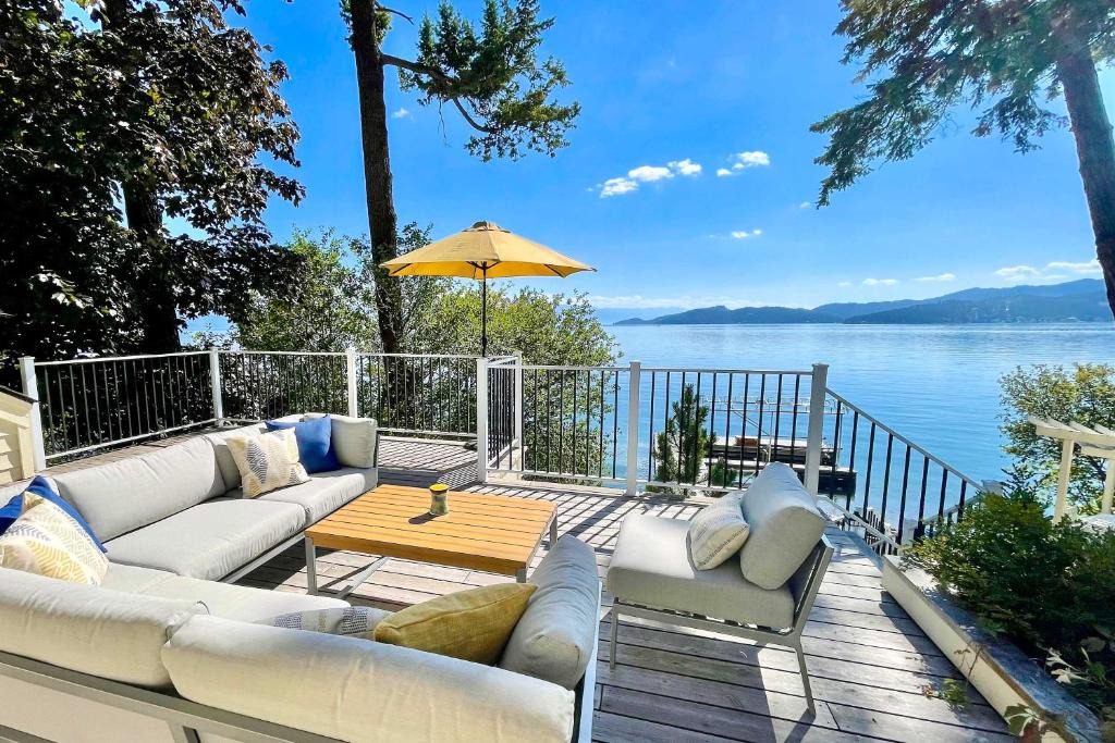 Lakeside House | Peaceful Lakeside Retreat w/Deck & Amazing Views!