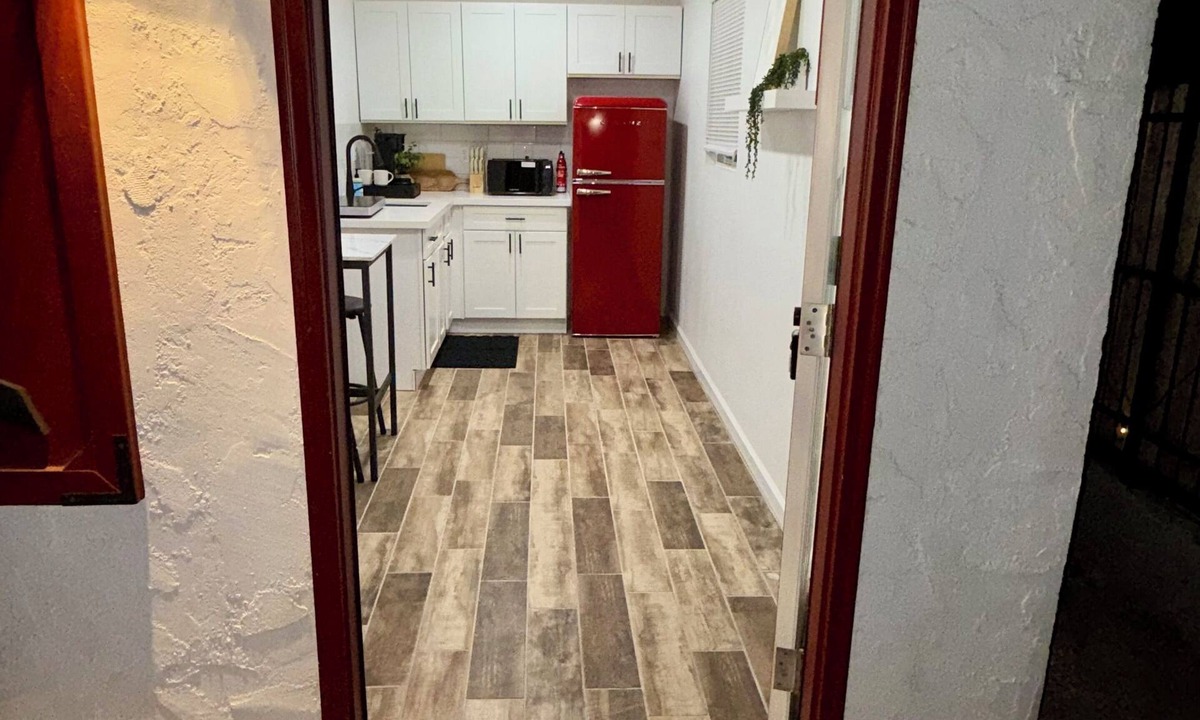 Mesa House | Perfect 1-bedroom bungalow with AC in beautiful Mesa 1 mile from Cubs Stadium