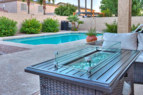 Villago House | Pet friendly 3br 2ba Private optional heated Pool BBQ grill Golf Clubs close to park