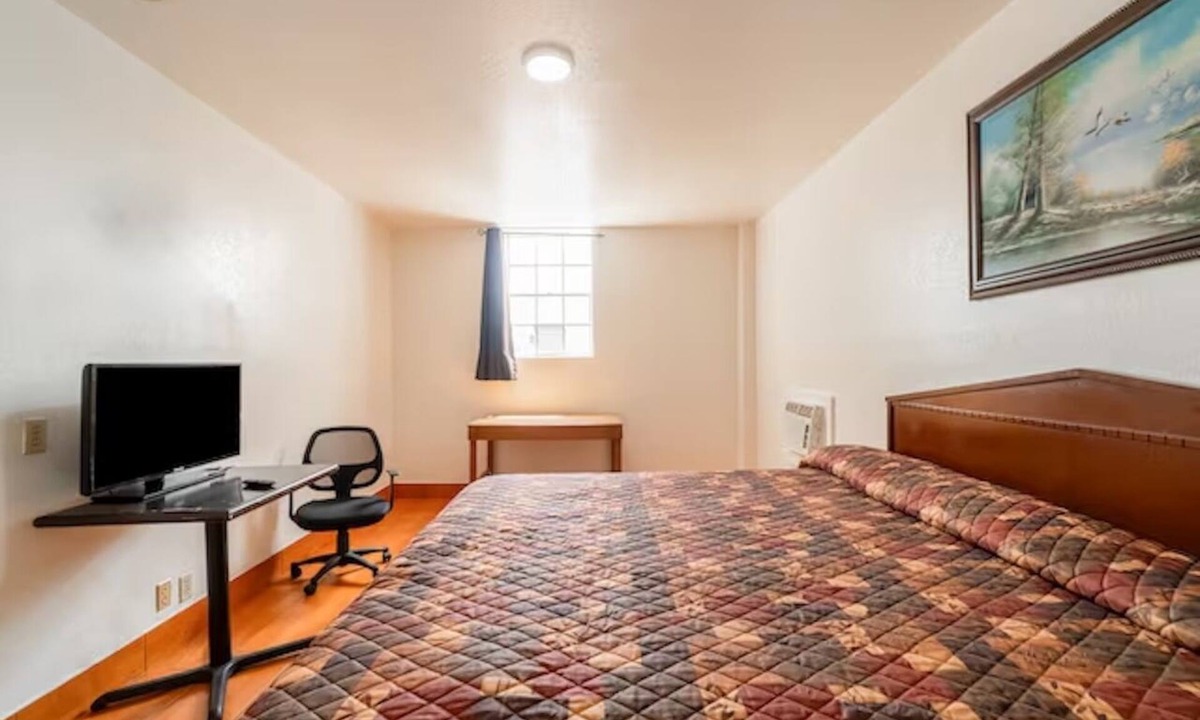 Brownsville Hotel | Pet-Friendly Room near Gladys Porter Zoo, 1.3 miles away only!