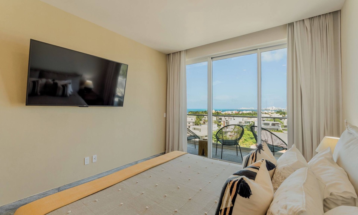 Downtown Cancun Apartment | PH RIVA, 300m with ocean and beach view.
