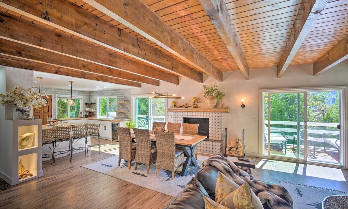 Crestline Cabin | Picturesque Cabin: 2 Balconies, Walk to Lake!