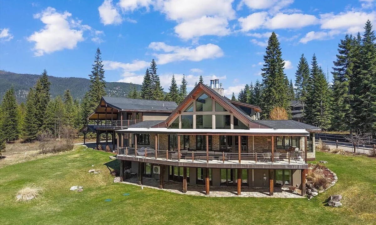 Trout Creek House | Pineapple Lodge Sleeps 25 With Guest House Sweeping Views Private Retreat.