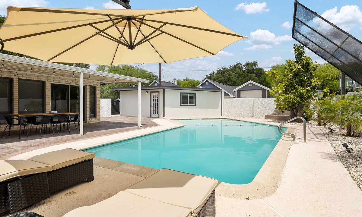 McAllen Apartment | Pool and Pool House in McAllen