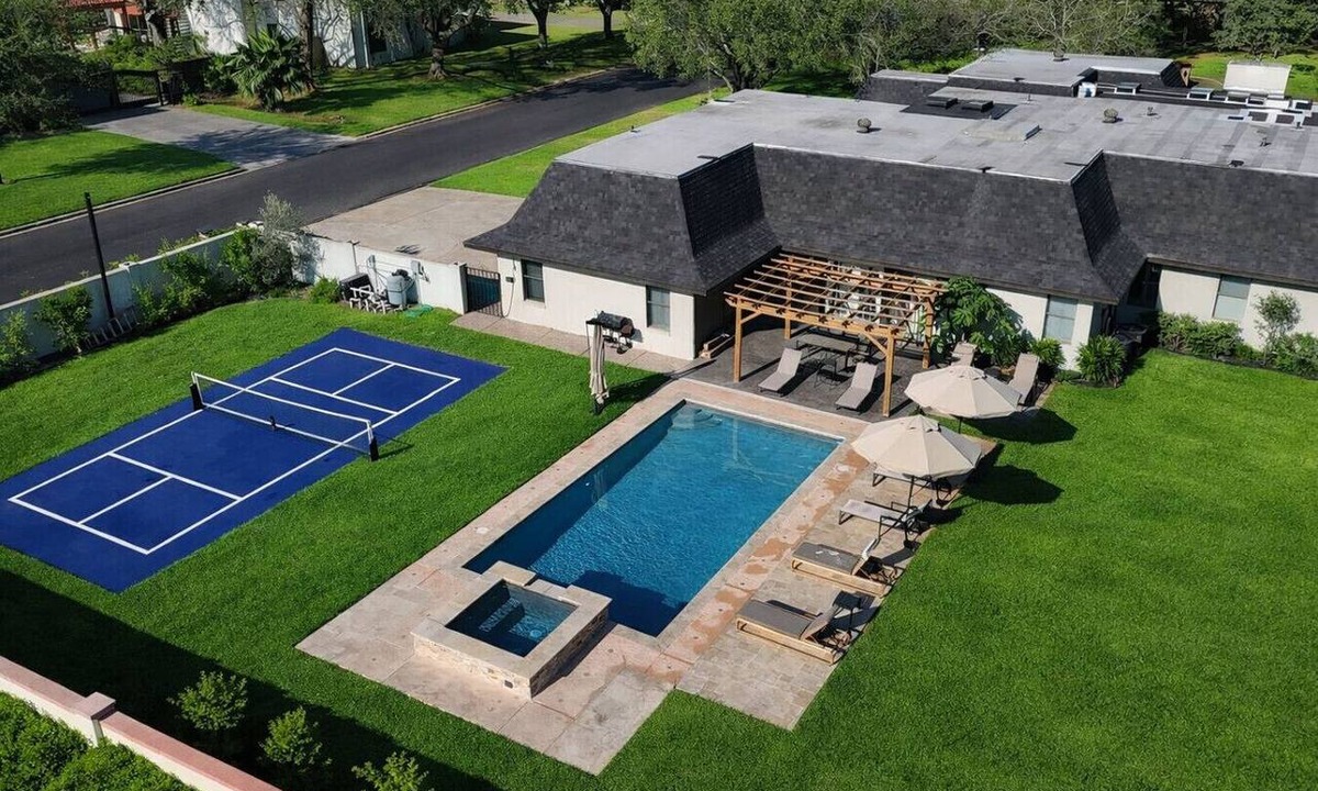 McAllen House | Pool, Pickleball & Epic Game Room | Lake James