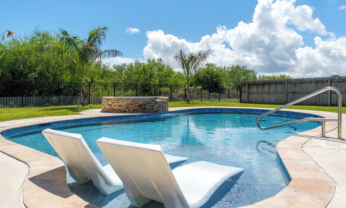 Laguna Vista House | Poolside retreat/golf/p-ball/tennis/fenced yard/pets/sun/fun/extended stay