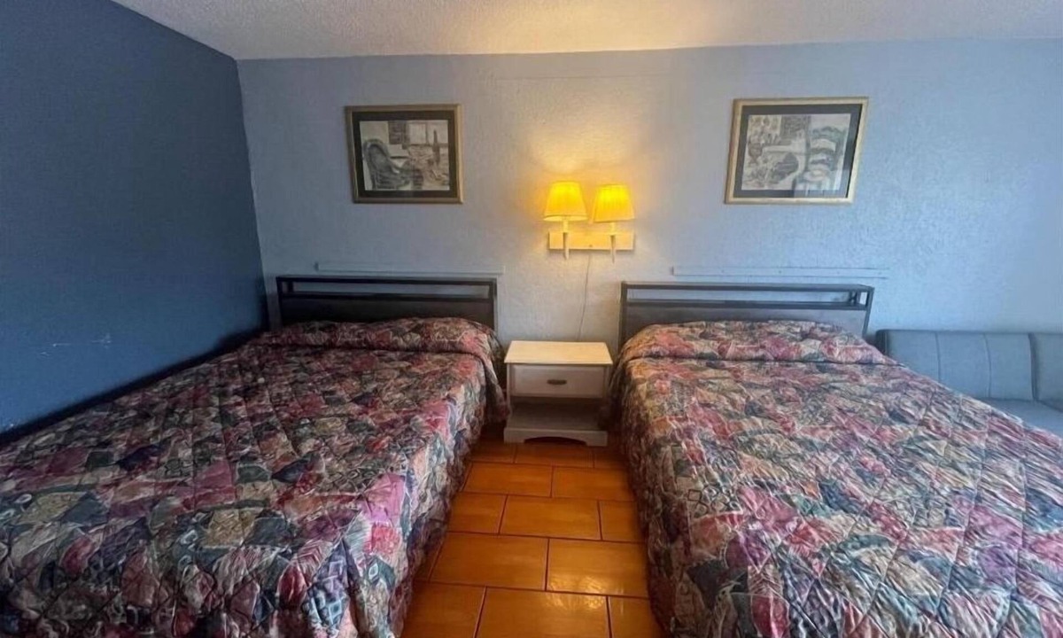 Brownsville Hotel | Poolside Stay Near Zoo & Mall + Free Parking Included
