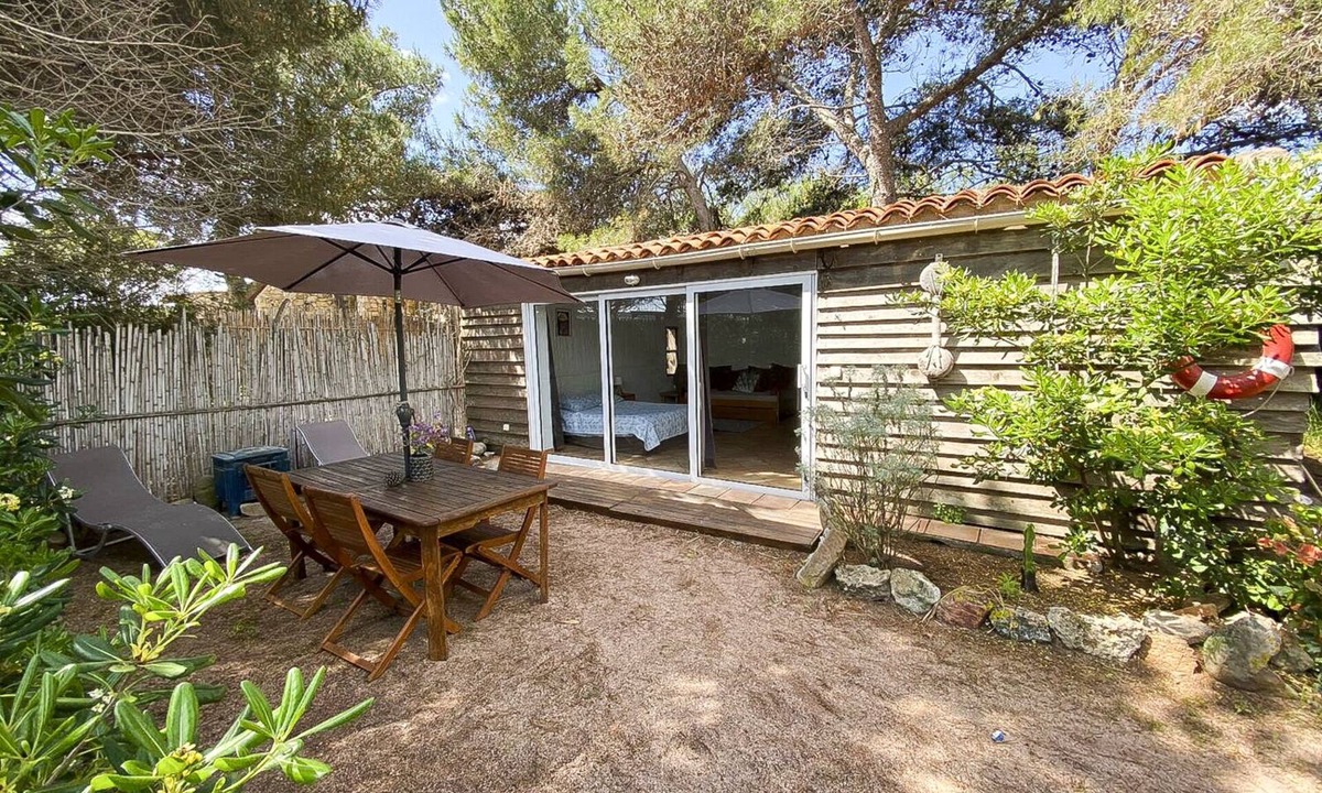 Maora Apartment | Pretty shed feet in the water with large private garden