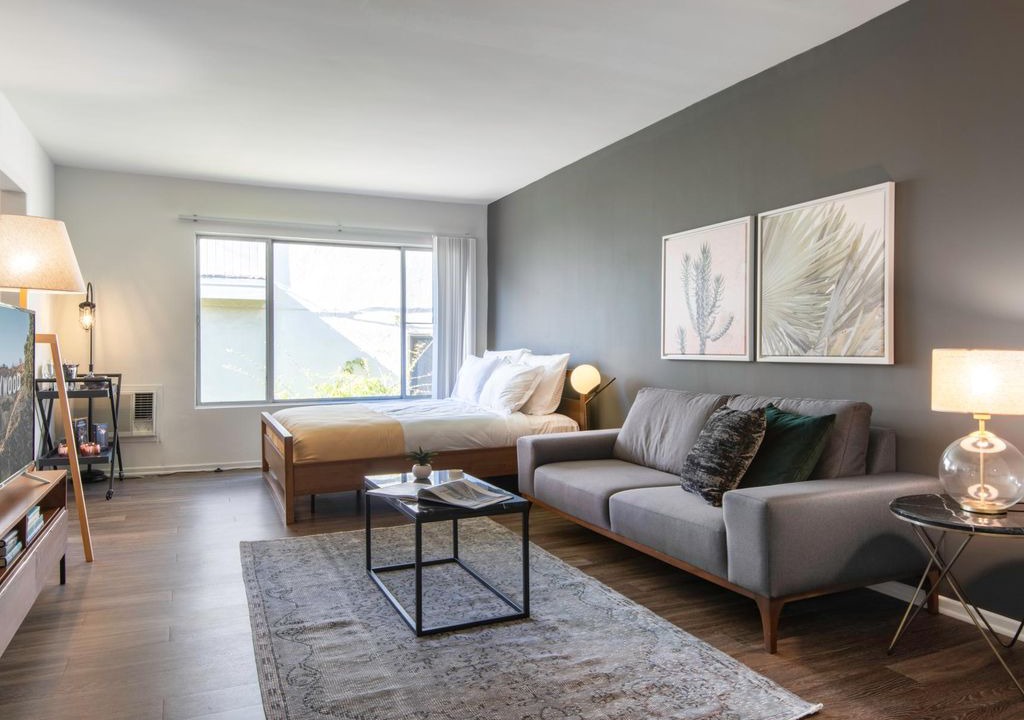 West Los Angeles Apartment | Prime Brentwood Studio w/ Gym, Pool near UCLA, San Vicente by Blueground