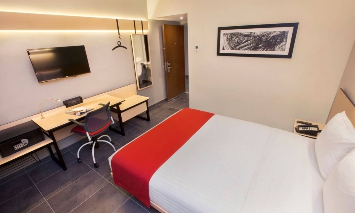El Tezal Hotel | Prime Cabo Location | Steps to Beach, Bars, Marina & Cabo’s Nightlife Scene