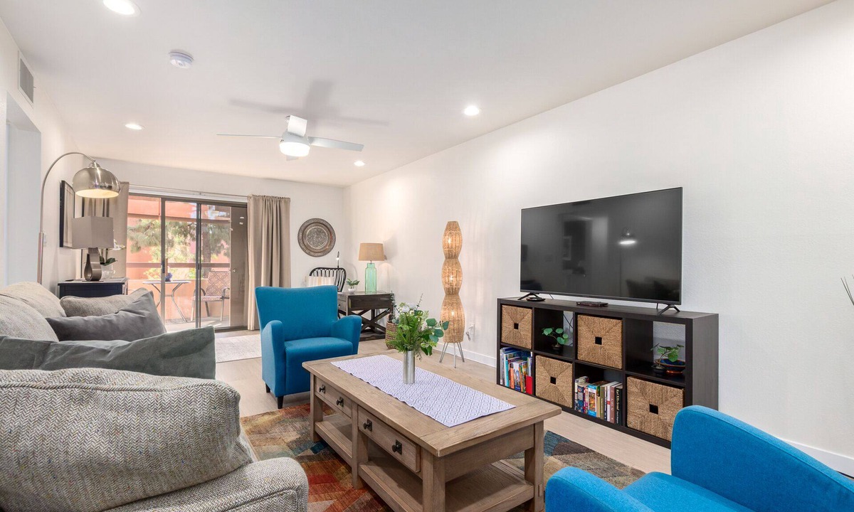 Paradise Valley Village Condo | Pristine, Impeccable Condo - Fantastic Paradise Valley Village Location !