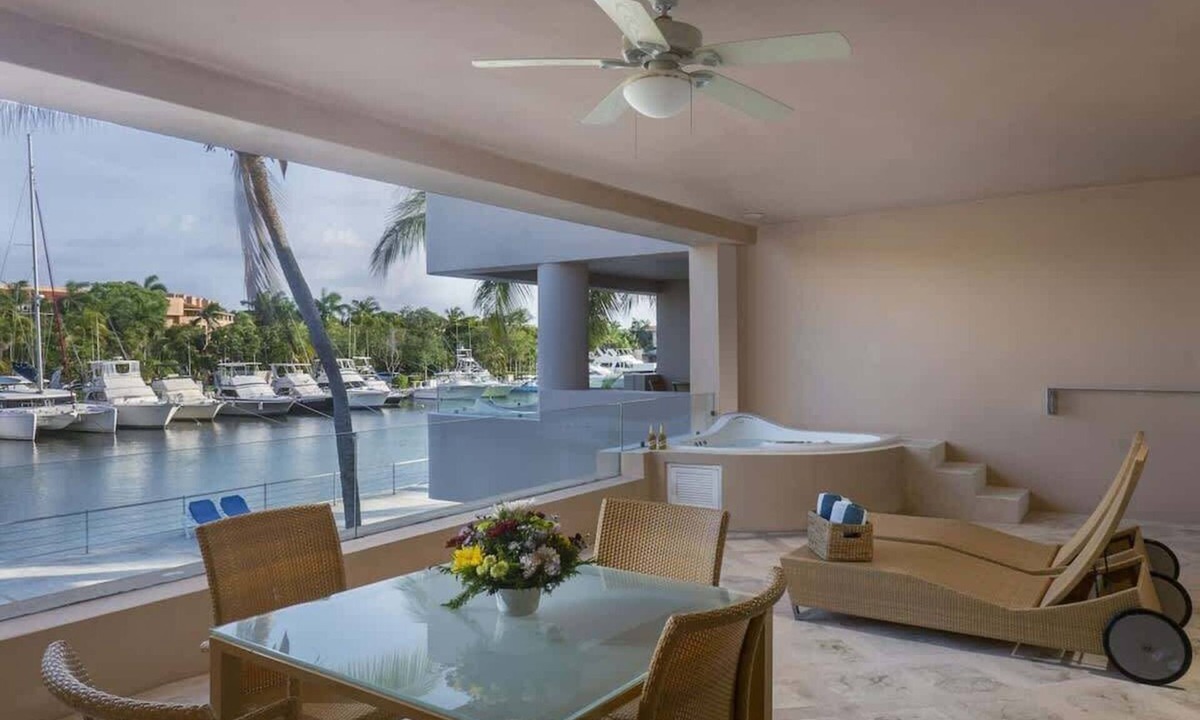 Puerto Aventuras Apartment | Puerto Aventuras Apartment: Gran Marina Views
